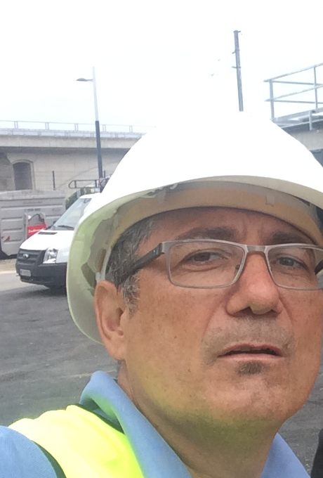 Wolfgang Briem mit Bauhelm und Warnweste auf einer Baustelle