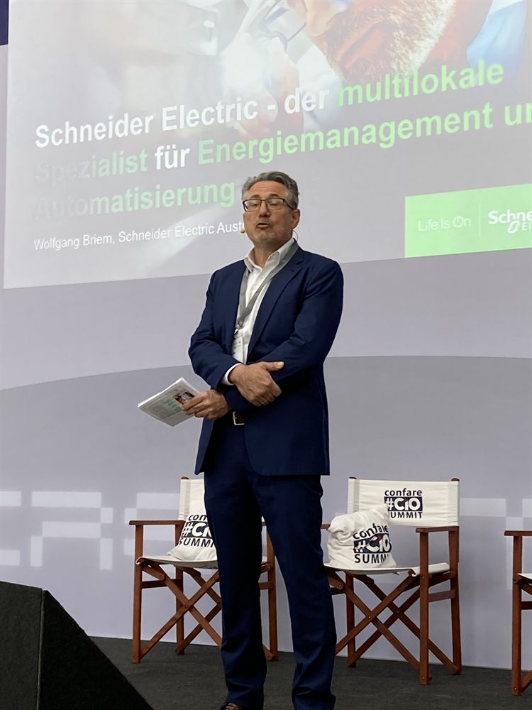 Wolfgang Briem bei einem Vortrag für Schneider Electric Austria auf dem Confare #CIO Summit